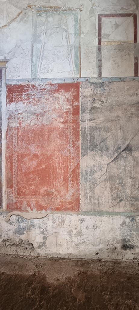 Villa Regina, Boscoreale. December 2023.
Room IV, detail from east wall in south-east corner. 
Photo courtesy of Miriam Colomer.