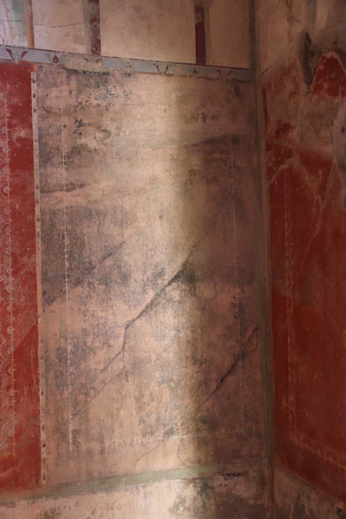 Villa Regina, Boscoreale. September 2021. 
Room IV, detail of panel on east wall in south-east corner of triclinium. Photo courtesy of Klaus Heese.