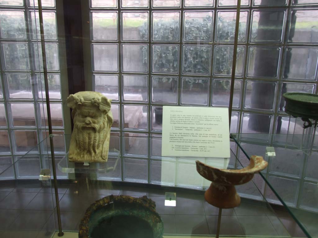 Finds from Villa Regina Boscoreale. December 2006. Now in Boscoreale Antiquarium.
The majority of the finds were of domestic use and a large amount was found on shelving in the storeroom 1 and also in the service areas.
Small herm of Dionysus from peristyle P and remains of an incense burner from storeroom 1.
