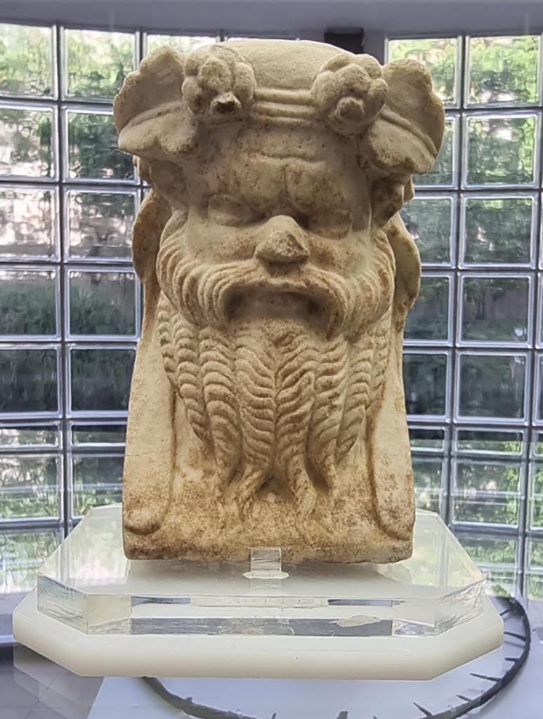 Finds from Villa Regina Boscoreale. December 2023.  
Small marble herm of Dionysus from peristyle P, found in niche L. Photo courtesy of Miriam Colomer.