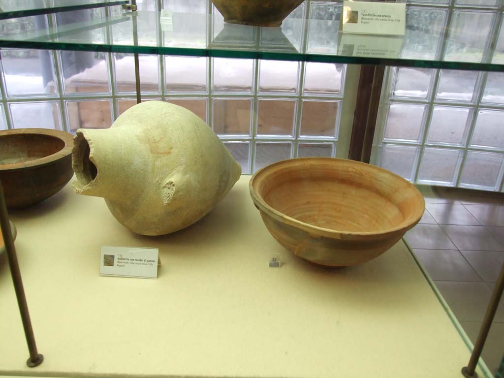 Finds from Villa Regina Boscoreale. December 2006. Now in Boscoreale Antiquarium.
Left is an amphora with a residue of garum. Right is a terracotta basin.