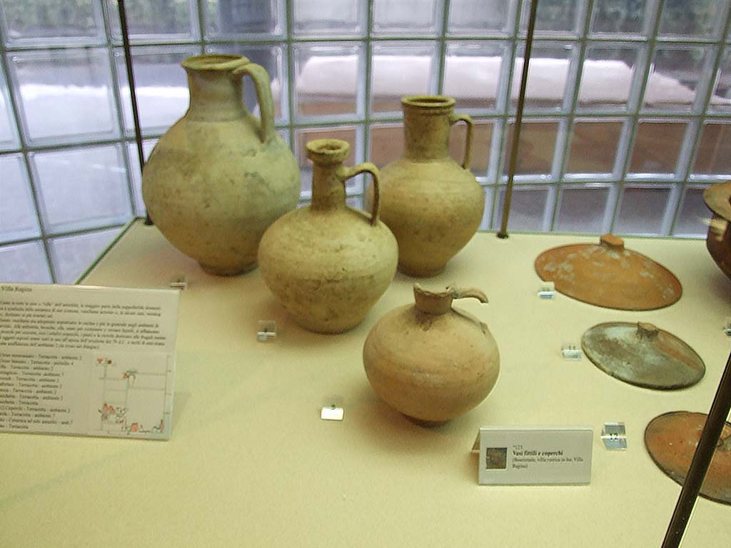 Villa Regina Boscoreale. December 2006. Now in Boscoreale Antiquarium.
The 3 jugs at the rear were found in storeroom XII. We do not know the small jug’s find location.