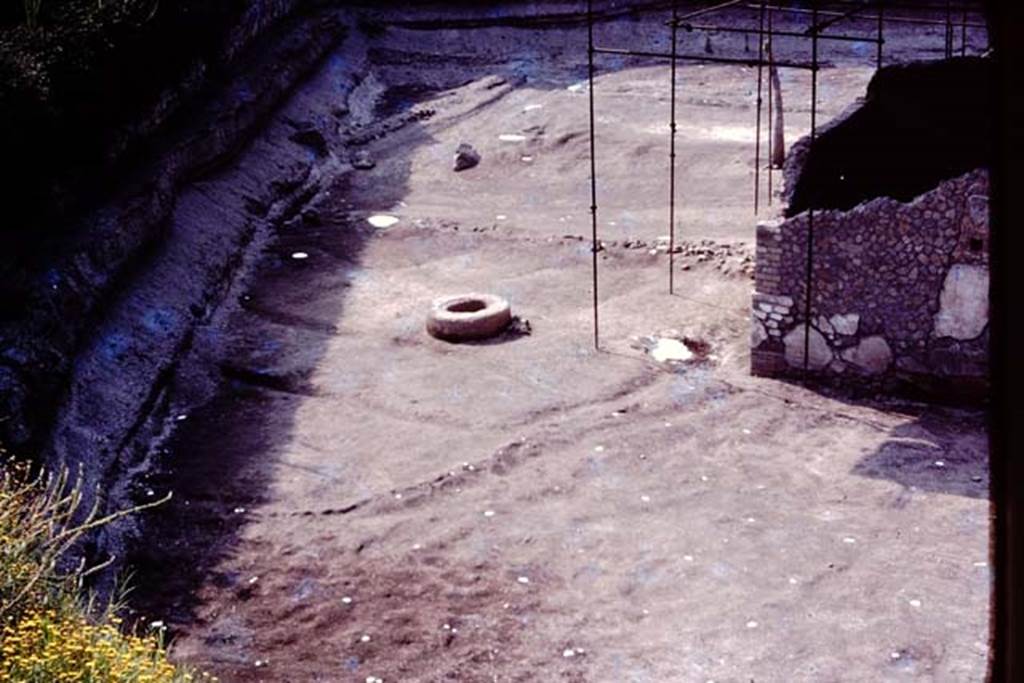 Villa Regina, Boscoreale. 1983. Looking west across the area in front of the south-east corner of the villa. Top left is the country road that ran past the front of the villa.
Left to right behind the cistern is the roadway that led from the country road to the entrance of the villa. Source: The Wilhelmina and Stanley A. Jashemski archive in the University of Maryland Library, Special Collections (See collection page) and made available under the Creative Commons Attribution-Non Commercial License v.4. See Licence and use details. J80f0603