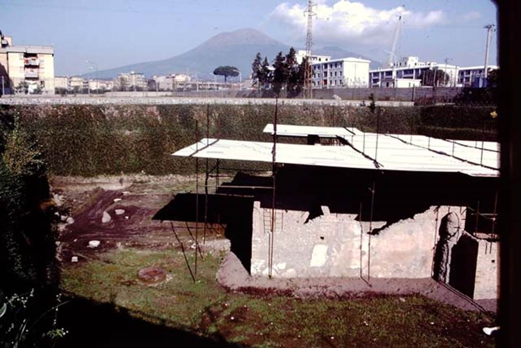 Villa Regina, Boscoreale. 1984. Looking towards Vesuvius from south end of east side of villa.
Source: The Wilhelmina and Stanley A. Jashemski archive in the University of Maryland Library, Special Collections (See collection page) and made available under the Creative Commons Attribution-Non Commercial License v.4. See Licence and use details. J84f0085