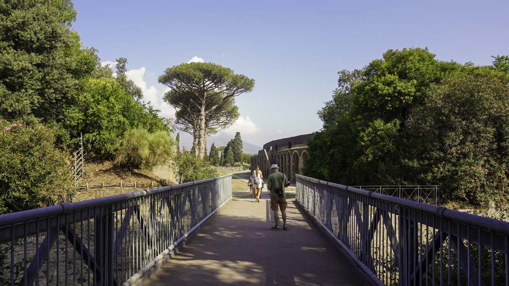 Piazza Anfiteatro. August 2021. Entrance to Pompei Scavi. 
New entrance ramp leading north to Piazzale Anfiteatro and Amphitheatre. Photo courtesy of Robert Hanson.