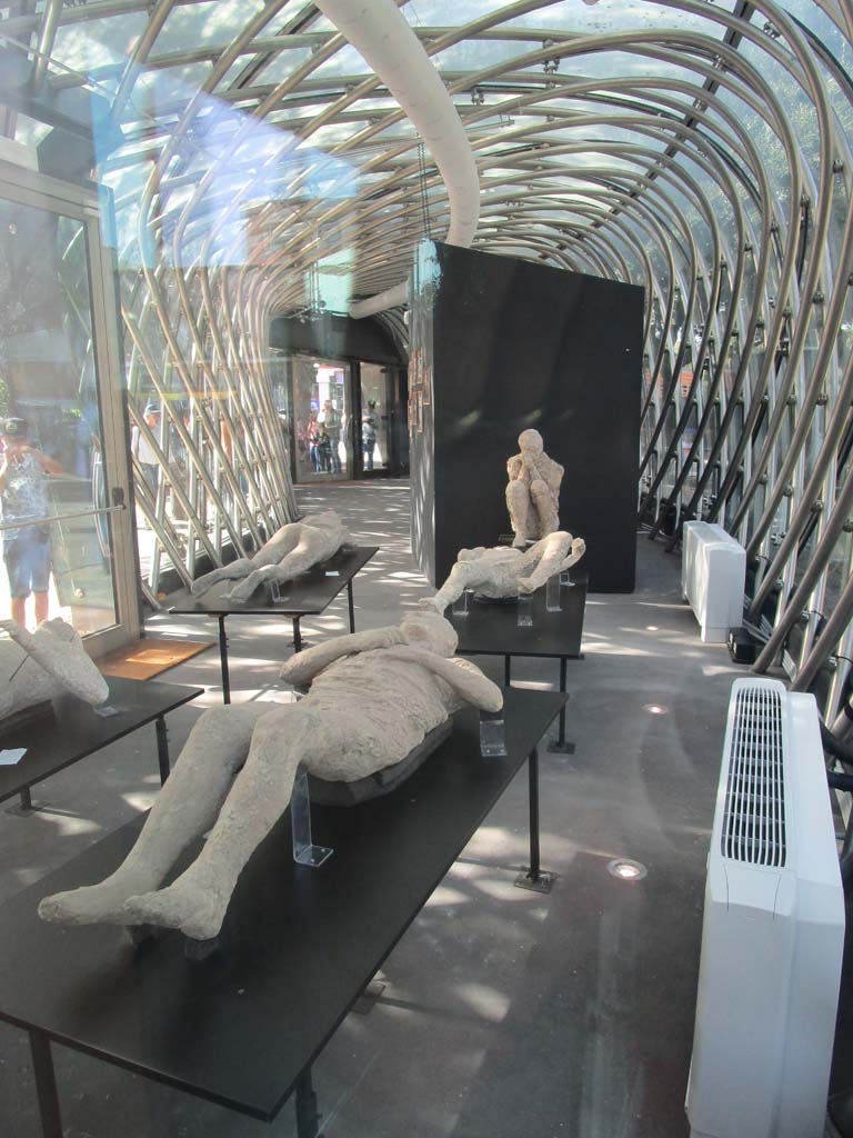 Piazza Anfiteatro. April 2019. Exhibition centre, display of plaster-casts. 
Photo courtesy of Rick Bauer.