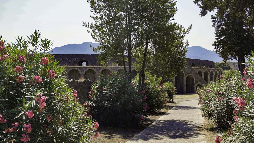 Piazzale Anfiteatro, Pompeii. August 2021. 
Looking south on Vicolo dell’Anfiteatro, towards Amphitheatre and Piazzale Anfiteatro. Photo courtesy of Robert Hanson.