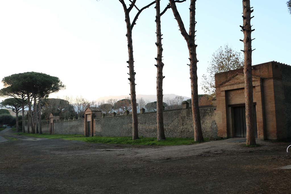 Piazzale Anfiteatro, December 2018. 
Looking south from II.7.5, Grand Palaestra, on right, towards entrances, II.7.1-4. Photo courtesy of Aude Durand