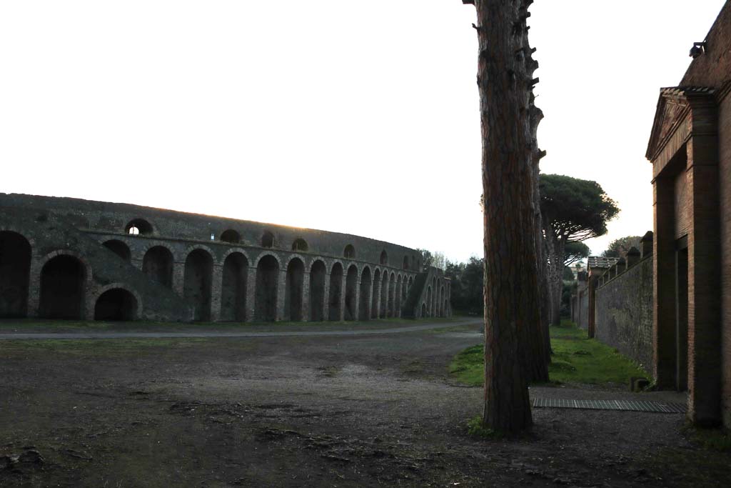 Piazzale Anfiteatro, December 2018. 
Looking south from II.7.5, Amphitheatre on left, Grand Palaestra, on right. Photo courtesy of Aude Durand.