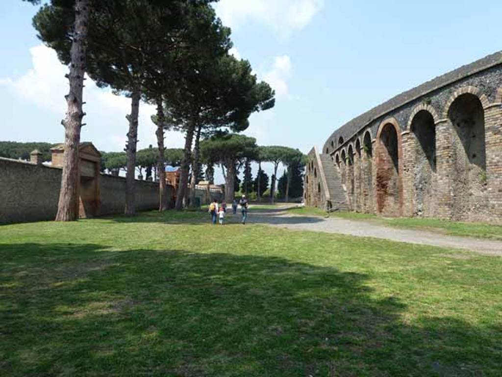 Piazzale Anfiteatro. May 2010. Looking north, Grand Palestra on the left, Amphitheatre on the right.