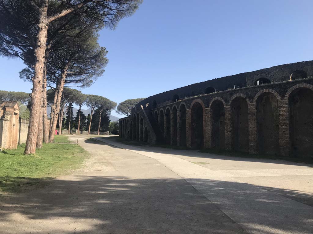 Piazzale Anfiteatro. April 2019. Looking north from Piazza/Viale Anfiteatro.
Photo courtesy of Rick Bauer.