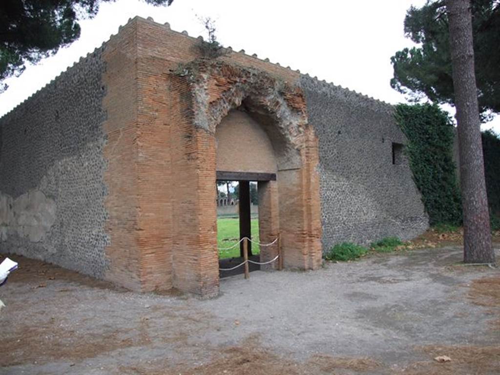 Unnamed vicolo between II.7 and II.9. Looking south from Via di Castricio. December 2006.