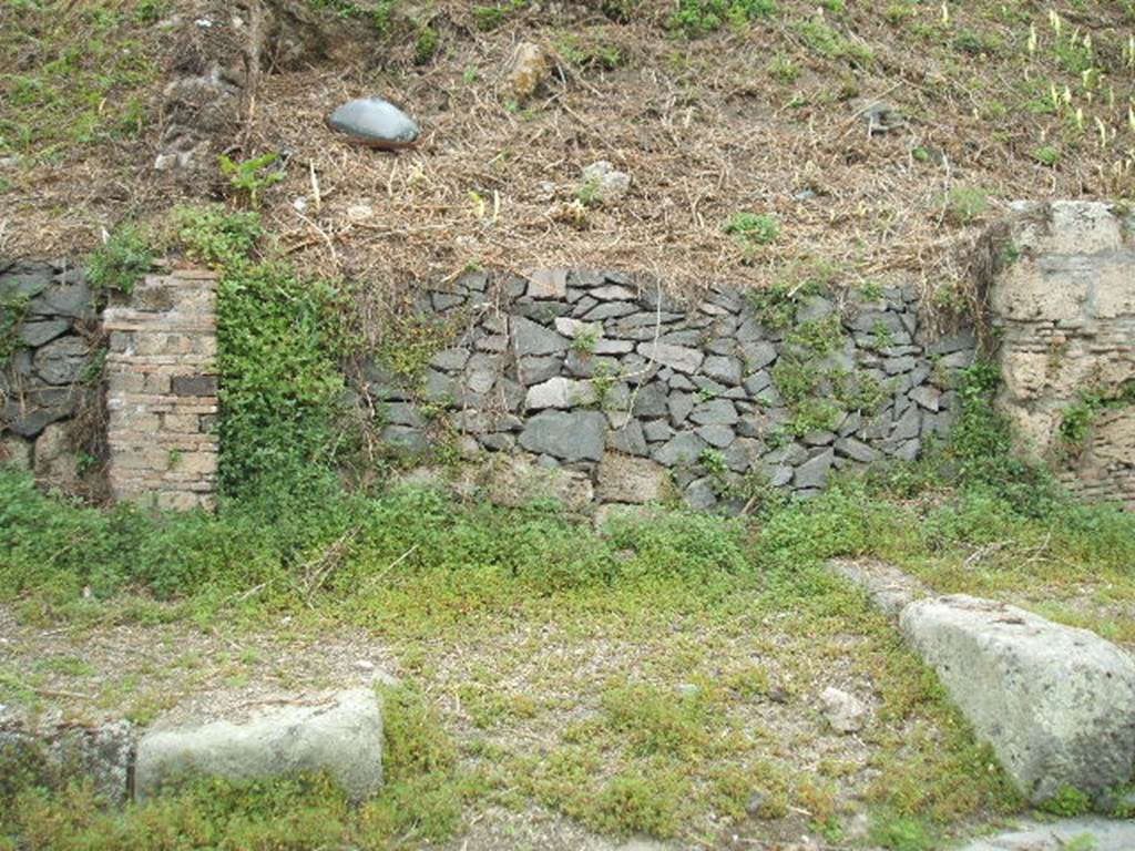 Unnamed vicolo between IV.2 and IV.3 on the North side of Via di Nola. May 2005