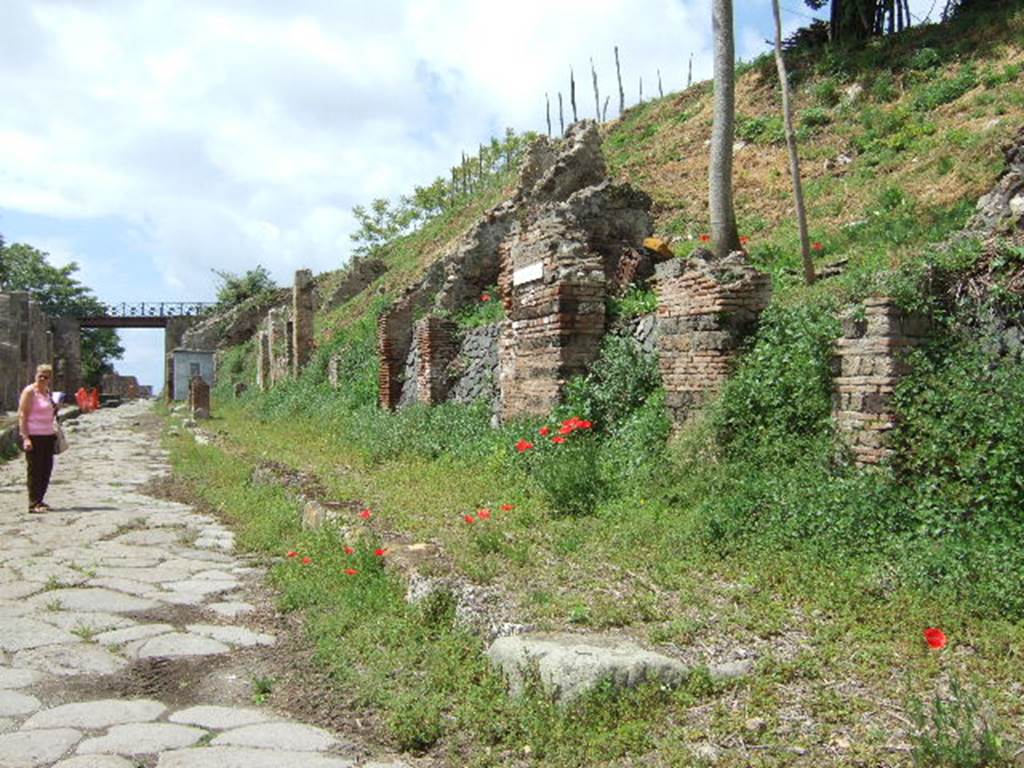 Via di Nola. North side. Looking west from the junction with unnamed vicolo. May 2006.