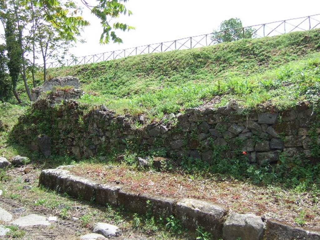 Unnamed vicolo on the South side of Via di Nola, from near III.9.6.  Looking east to junction with unnamed vicolo between III.10 and III.9. May 2005.