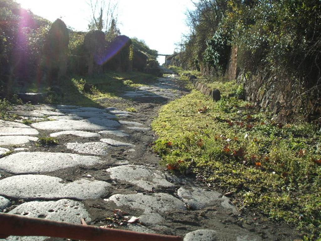 Via di Nola. Looking west from Nola Gate. December 2004. On the right is insula IV.5 and the entrance to the unnamed vicolo on the north side that led around the inside of the City Walls.