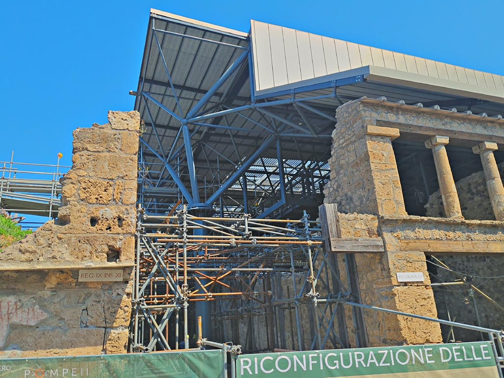 Unnamed vicolo on north side of Via dell’Abbondanza, Pompeii. June 2024. 
Looking north, with IX.11.8 on left, and IX.12.1, on right. Photo courtesy of Giuseppe Ciaramella.