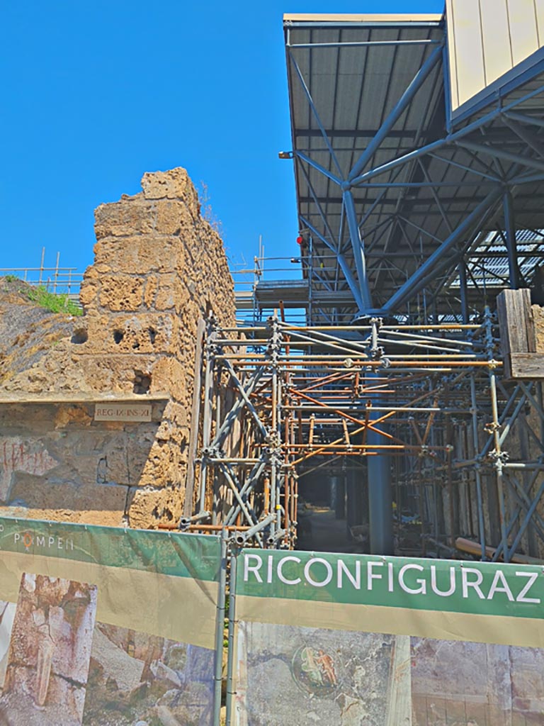Unnamed roadway between IX.11.8 and IX.12.1 on north side of Via dell’Abbondanza.  
June 2024. Looking north. Photo courtesy of Giuseppe Ciaramella.