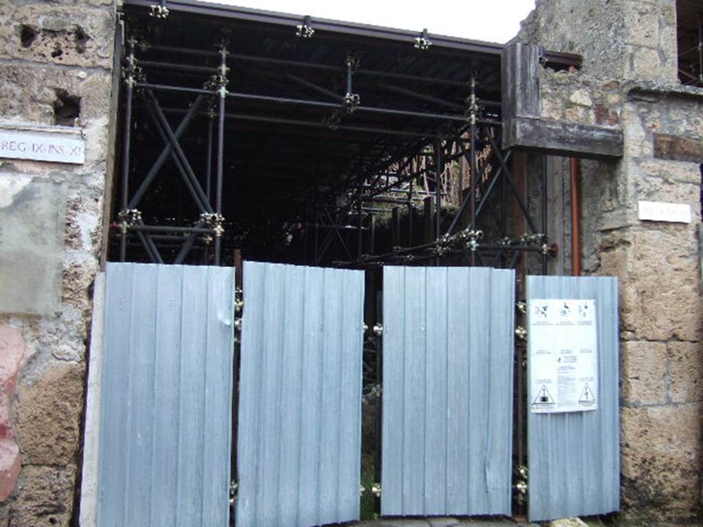 Unnamed vicolo between IX.11 and IX.12. December 2005. North side of Via dell’ Abbondanza..