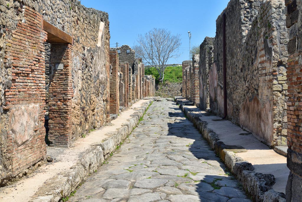 Unnamed vicolo between IX.3 and IX.2. April 2018. Looking east from near junction with Via Stabiana.
Photo courtesy of Ian Lycett-King. Use is subject to Creative Commons Attribution-NonCommercial License v.4 International.
