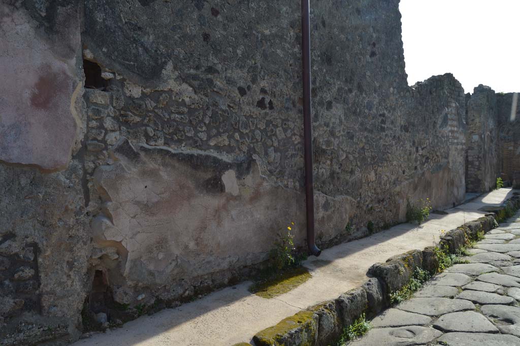 Unnamed vicolo between IX.2 and IX.3, south side. March 2019. 
Looking south-west along front façade of IX.2.27 towards entrance doorway.
Foto Taylor Lauritsen, ERC Grant 681269 DÉCOR.