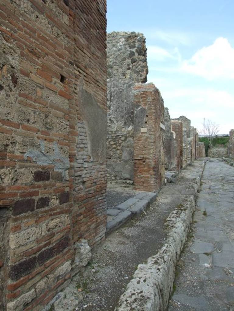 Unnamed vicolo, between IX.3 and IX.2.  North side. Looking east from IX.3.13. March 2009.