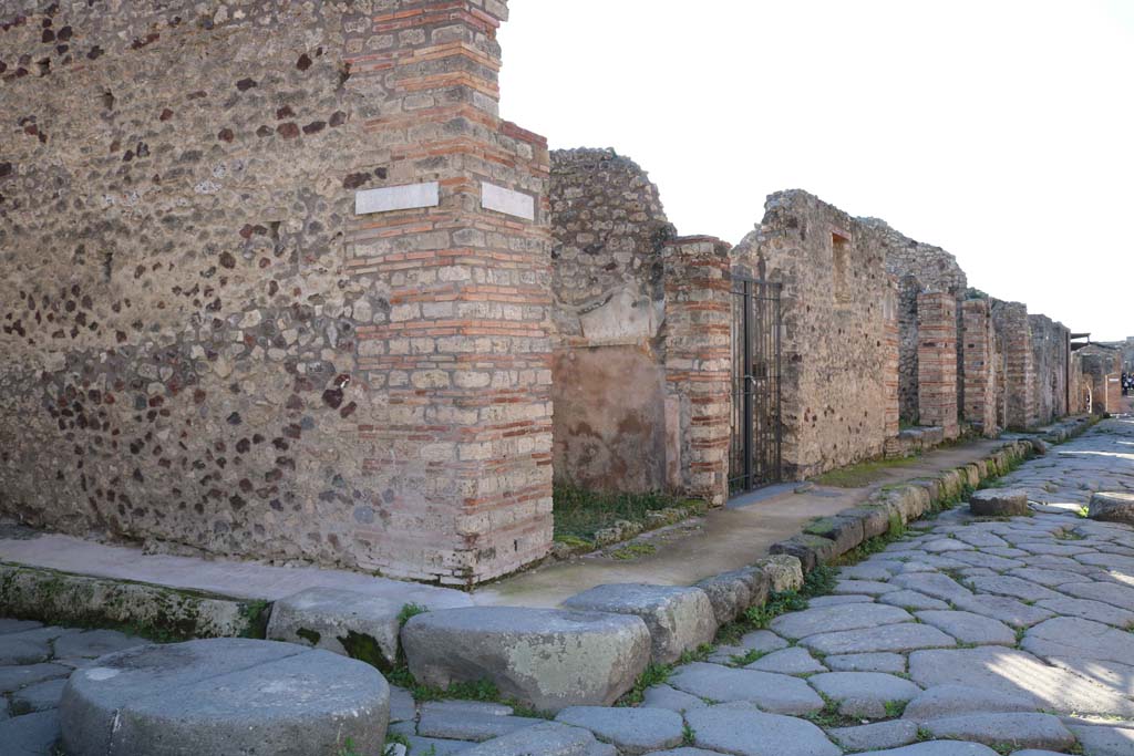 Unnamed vicolo between IX.2, and IX.3, the continuation from Via degli Augustali. December 2018. 
Looking west along south side of roadway with IX.2.20, in centre, and junction with Vicolo di Tesmo, lower left. Photo courtesy of Aude Durand.