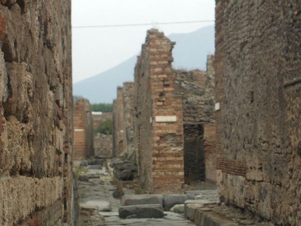 Unnamed vicolo junction with Vicolo di Tesmo from between IX.2 and IX.7. Looking north. May 2005.