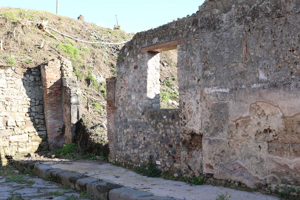 Unnamed vicolo, south side, Pompeii. December 2018. 
Looking south from end of small roadway towards IX.7.26. Photo courtesy of Aude Durand.