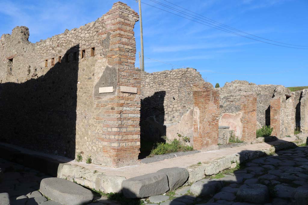 Unnamed Vicolo, on right, Vicolo di Tesmo, on left, Pompeii. December 2018.  
Looking north-east at IX.6.a on junction with unnamed roadway/continuation of Via degli Augustali, on right.
Photo courtesy of Aude Durand.