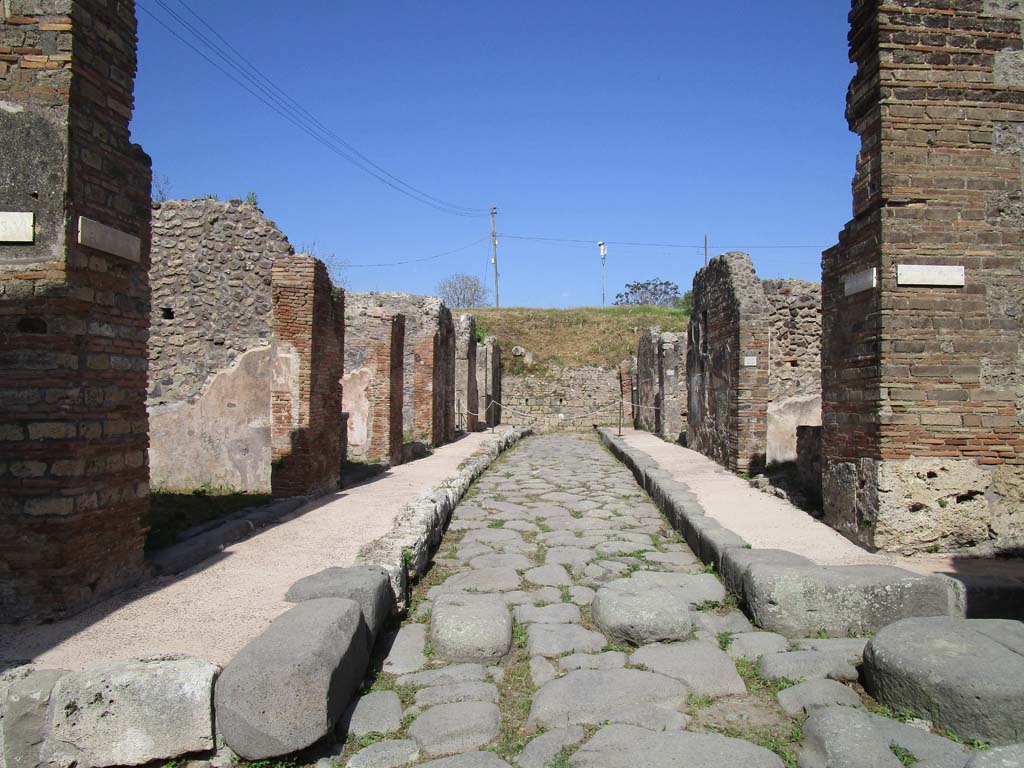 Unnamed vicolo between IX.6 and IX.7, Pompeii. April 2019. 
Looking east from junction with Vicolo di Tesmo. Photo courtesy of Rick Bauer.