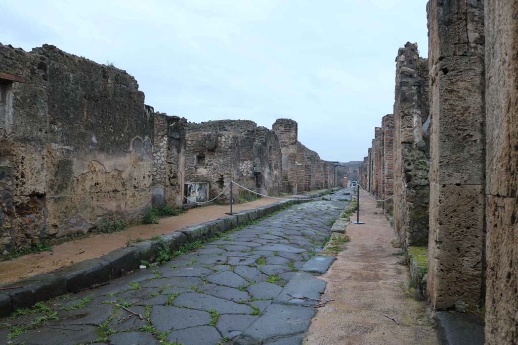 IX.7.25 and IX,7,24, on left. December 2018. 
Looking west along unnamed vicolo (a continuation of Via degli Augustali), with IX,6, on right. Photo courtesy of Aude Durand.