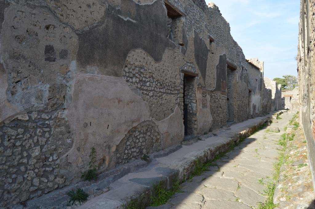 Vicolo di Lucrezio? Unnamed vicolo, between IX.5 and IX.6 Pompeii. October 2017. Looking east along north side, towards IX.5.19/18, in centre.
Foto Taylor Lauritsen, ERC Grant 681269 DÉCOR.
PPM refers to entrance IX.5.18 as opening onto the Vicolo di Lucrezio.
This would appear to suggest the whole vicolo between IX.3 and IX.4 and IX.5 and IX.6 is named Vicolo di Lucrezio after the Casa di Marco Lucrezio at IX.3.5.24.
See Carratelli, G. P., 1990-2003. Pompei: Pitture e Mosaici: Vol. IX. Roma: Istituto della enciclopedia italiana, p. 670.