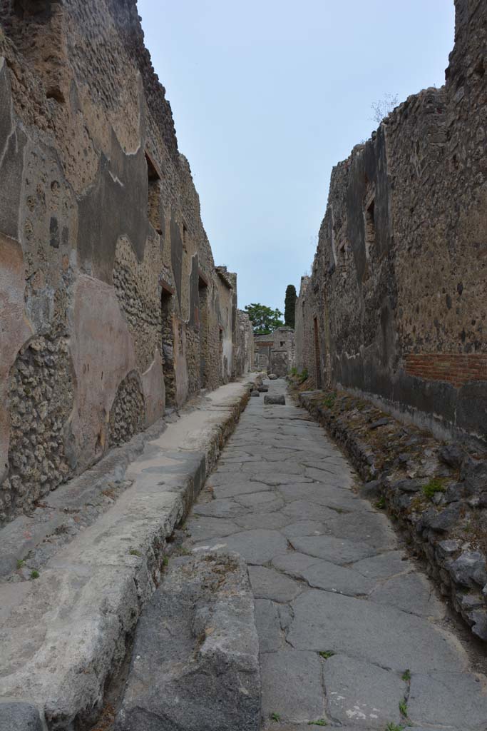 Unnamed vicolo between IX.5 and IX.6. May 2017. 
Looking east along north side, on left, from the junction with Vicolo di Tesmo. 
Foto Christian Beck, ERC Grant 681269 DÉCOR.