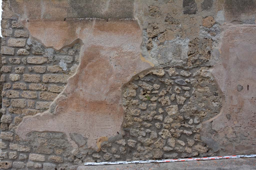 Unnamed vicolo between IX.5 and IX.6. May 2017. Looking north to lower front façade of IX.5.19.
Foto Christian Beck, ERC Grant 681269 DÉCOR.