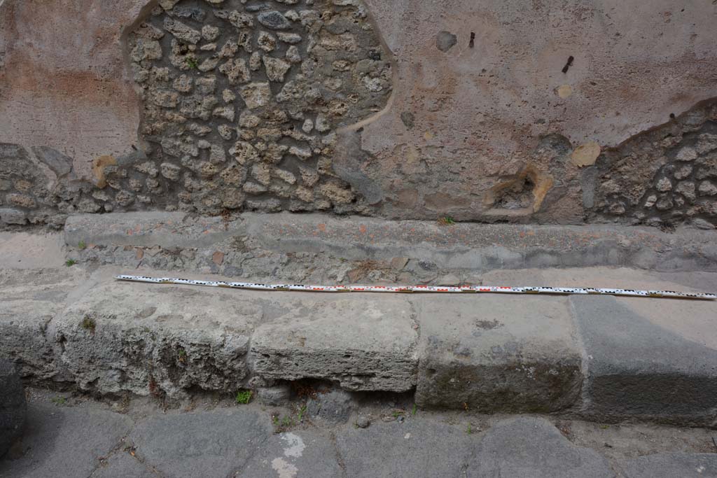 Unnamed vicolo between IX.5 and IX.6. May 2017. Pavement on north side of roadway.
Foto Christian Beck, ERC Grant 681269 DÉCOR.