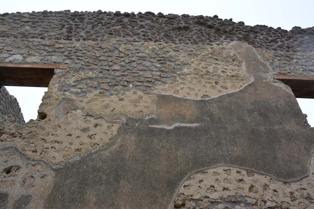Unnamed vicolo between IX.5 and IX.6. May 2017. Upper front façade of IX.5.18/19, on north side of roadway.
Foto Christian Beck, ERC Grant 681269 DÉCOR.