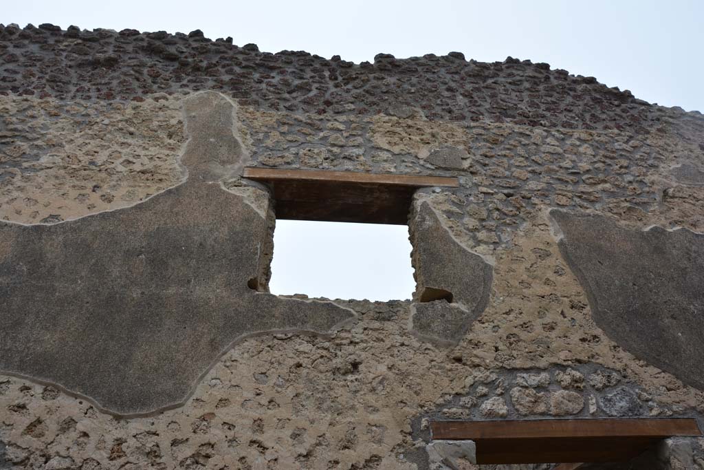 Unnamed vicolo between IX.5 and IX.6. May 2017. Upper front façade of IX.5.18/19, on north side of roadway.
Foto Christian Beck, ERC Grant 681269 DÉCOR.