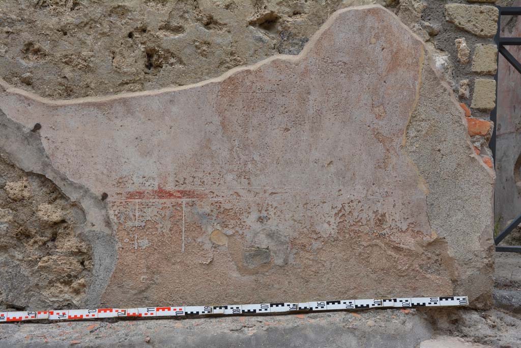 Unnamed vicolo between IX.5 and IX.6. May 2017. Remaining painted stucco decoration on west side of doorway to IX.5.19, on right.
Foto Christian Beck, ERC Grant 681269 DÉCOR.