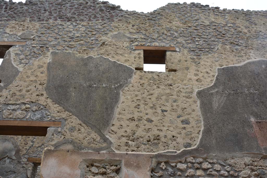 Unnamed vicolo between IX.5 and IX.6. May 2017. Upper front façade on east side of doorway to IX.5.19.
Foto Christian Beck, ERC Grant 681269 DÉCOR.