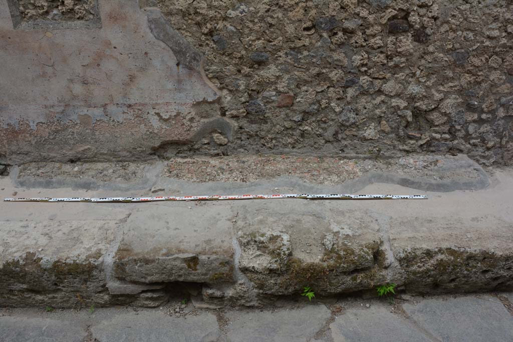 Unnamed vicolo between IX.5 and IX.6. May 2017. Pavement of north side of roadway, between IX.5.19 and IX.5.18.
Foto Christian Beck, ERC Grant 681269 DÉCOR.