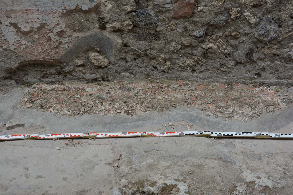 Unnamed vicolo between IX.5 and IX.6. May 2017. Detail of pavement of north side of roadway, between IX.5.19 and IX.5.18.
Foto Christian Beck, ERC Grant 681269 DÉCOR.