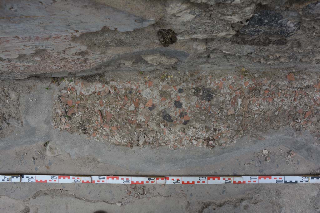 Unnamed vicolo between IX.5 and IX.6. May 2017. Detail of pavement of north side of roadway, between IX.5.19 and IX.5.18.
Foto Christian Beck, ERC Grant 681269 DÉCOR.