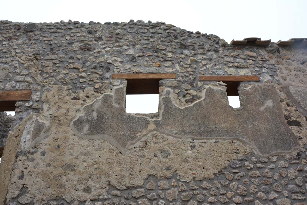 Unnamed vicolo between IX.5 and IX.6. May 2017. Upper façade on north side of roadway on east side of doorway to IX.5.18, on left.
Foto Christian Beck, ERC Grant 681269 DÉCOR.