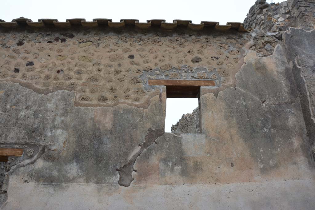 Unnamed vicolo between IX.5 and IX.6. May 2017. Upper front façade of IX.5.17 on north side of roadway.
Foto Christian Beck, ERC Grant 681269 DÉCOR.