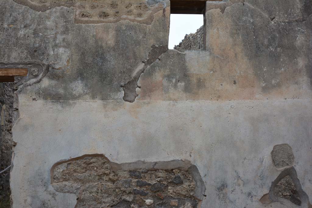 Unnamed vicolo between IX.5 and IX.6. May 2017. Detail of front façade on east side of IX.5.17, on left.
Foto Christian Beck, ERC Grant 681269 DÉCOR.