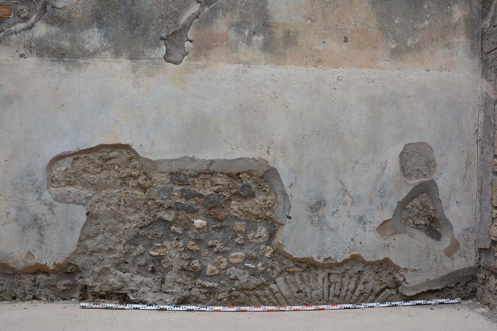 Unnamed vicolo between IX.5 and IX.6. May 2017. Lower front façade of IX.5.17 on north side of roadway.
Foto Christian Beck, ERC Grant 681269 DÉCOR.