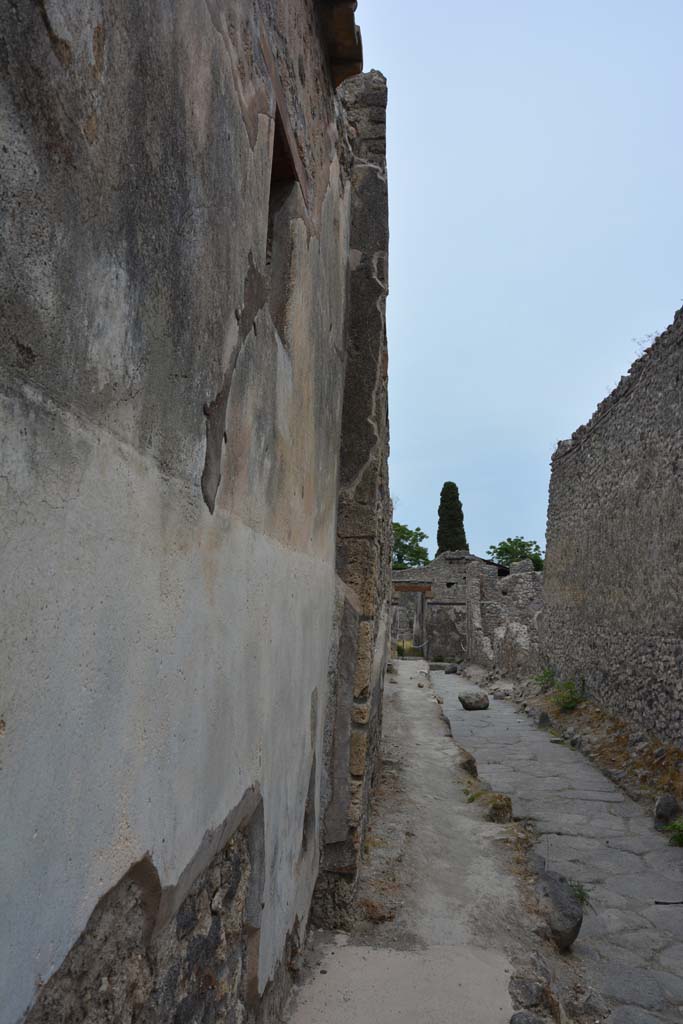 Unnamed vicolo between IX.5 and IX.6. May 2017. 
Looking east along north side of roadway, from IX.5.17, on left.
Foto Christian Beck, ERC Grant 681269 DÉCOR