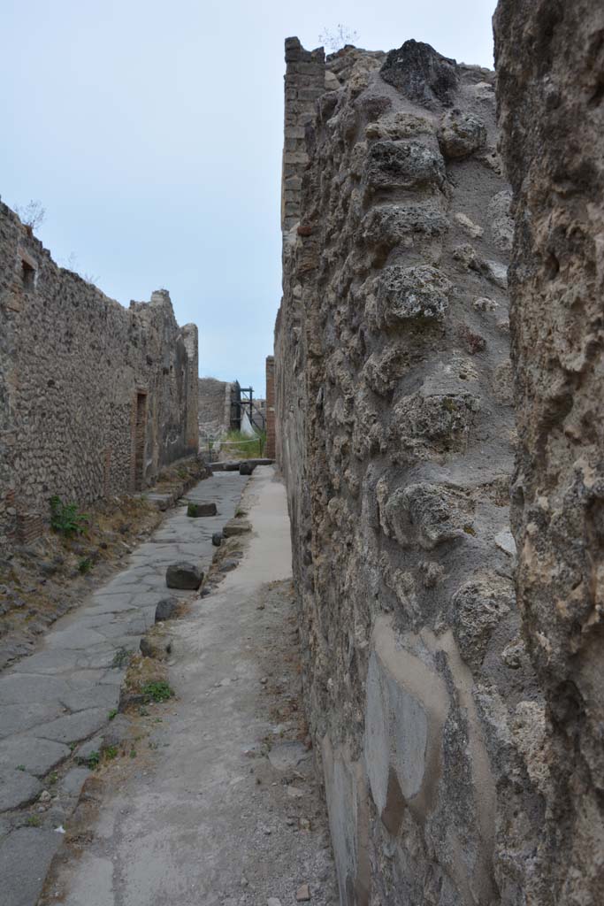 Unnamed vicolo between IX.5 and IX.6. May 2017. 
Looking west along north side of roadway, from IX.5.16.
Foto Christian Beck, ERC Grant 681269 DÉCOR.