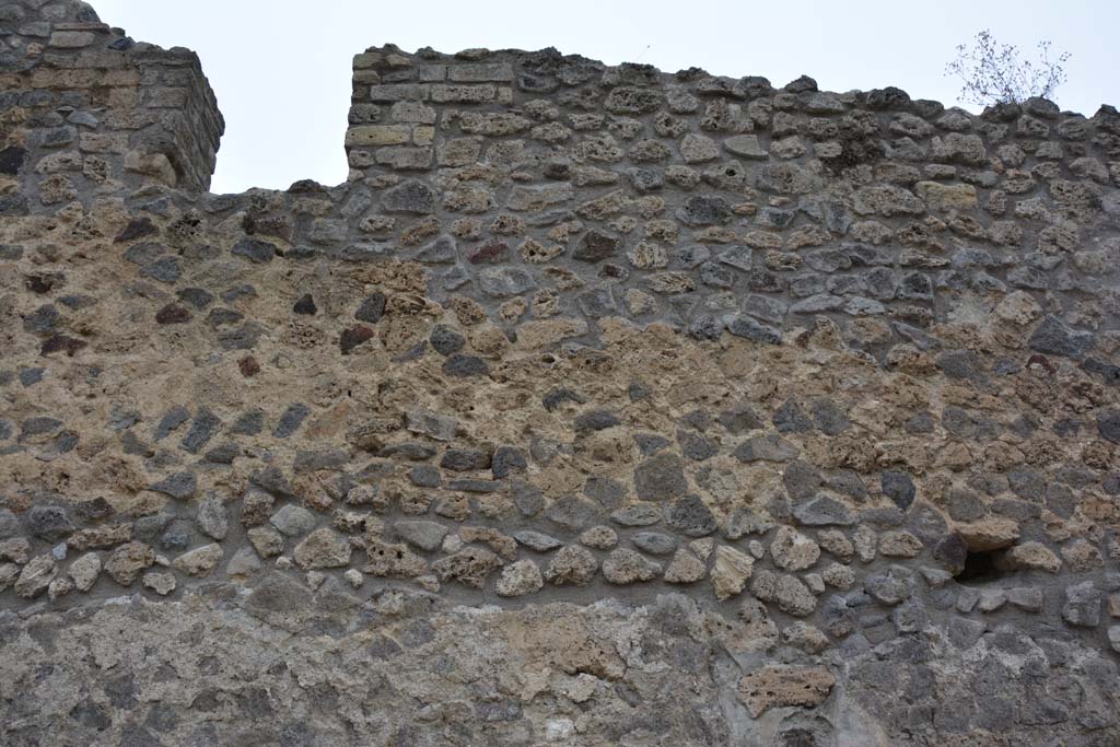 Unnamed vicolo between IX.5 and IX.6. May 2017. Upper exterior front façade of IX.5.16.
Foto Christian Beck, ERC Grant 681269 DÉCOR.